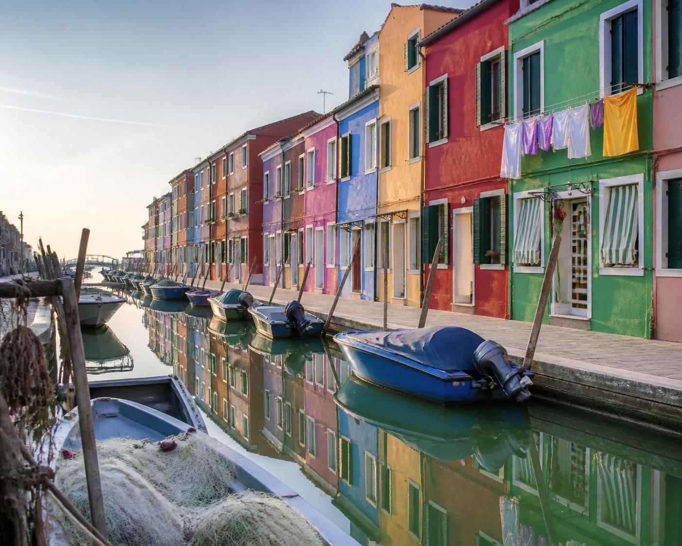 scopri l'evoluzione di burano nelle guide turistiche internazionali, dal celebre routard ai giorni nostri, e come è cambiata l'incantevole isola dei pescatori.