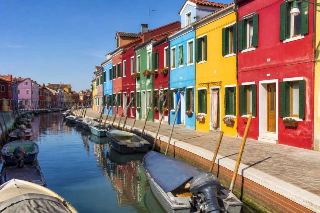scopri come burano è cambiata nel tempo attraverso le guide turistiche internazionali, dal routard fino ad oggi, rivelando l'evoluzione dell'affascinante isola dei pescatori.