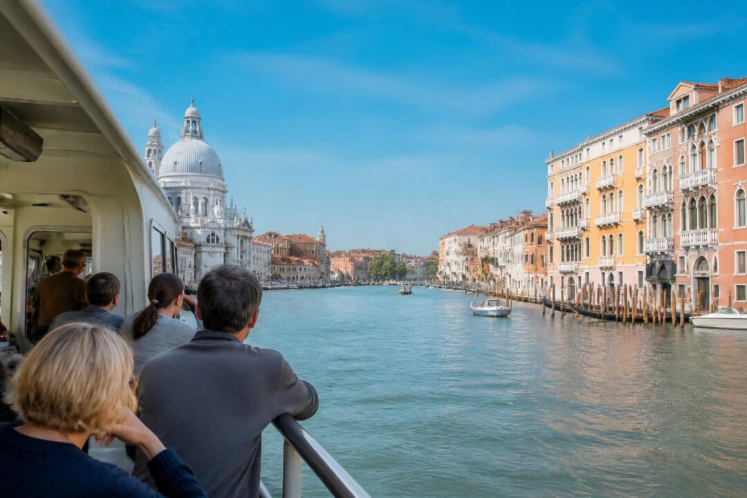scopri come raggiungere burano da venezia con il vaporetto linea 12: tempi di percorrenza, costi e l'itinerario consigliato per una visita indimenticabile.