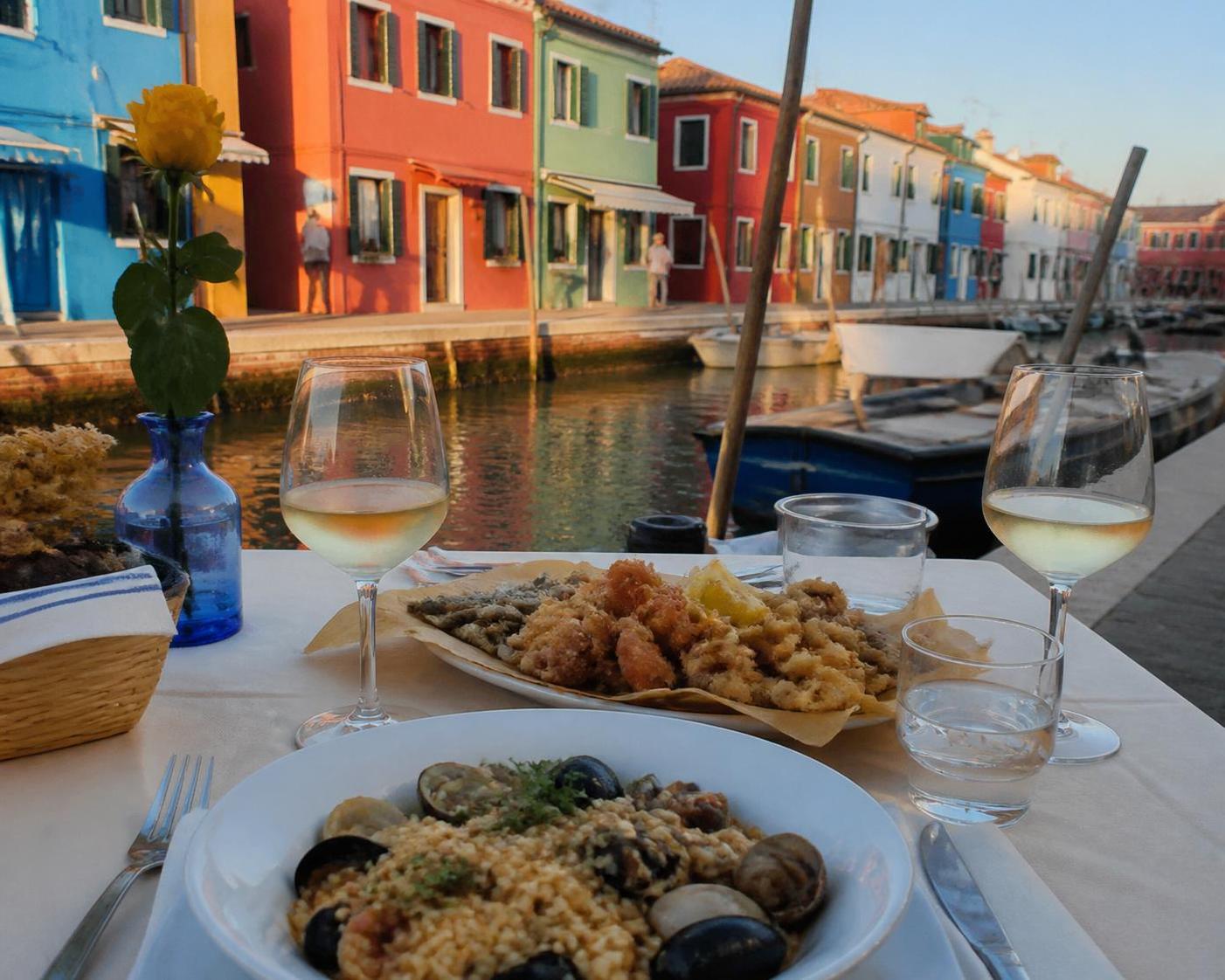 scopri i 12 piatti tradizionali della cucina di burano, un viaggio culinario unico nella laguna nord che ogni viaggiatore appassionato di sapori autentici deve conoscere.
