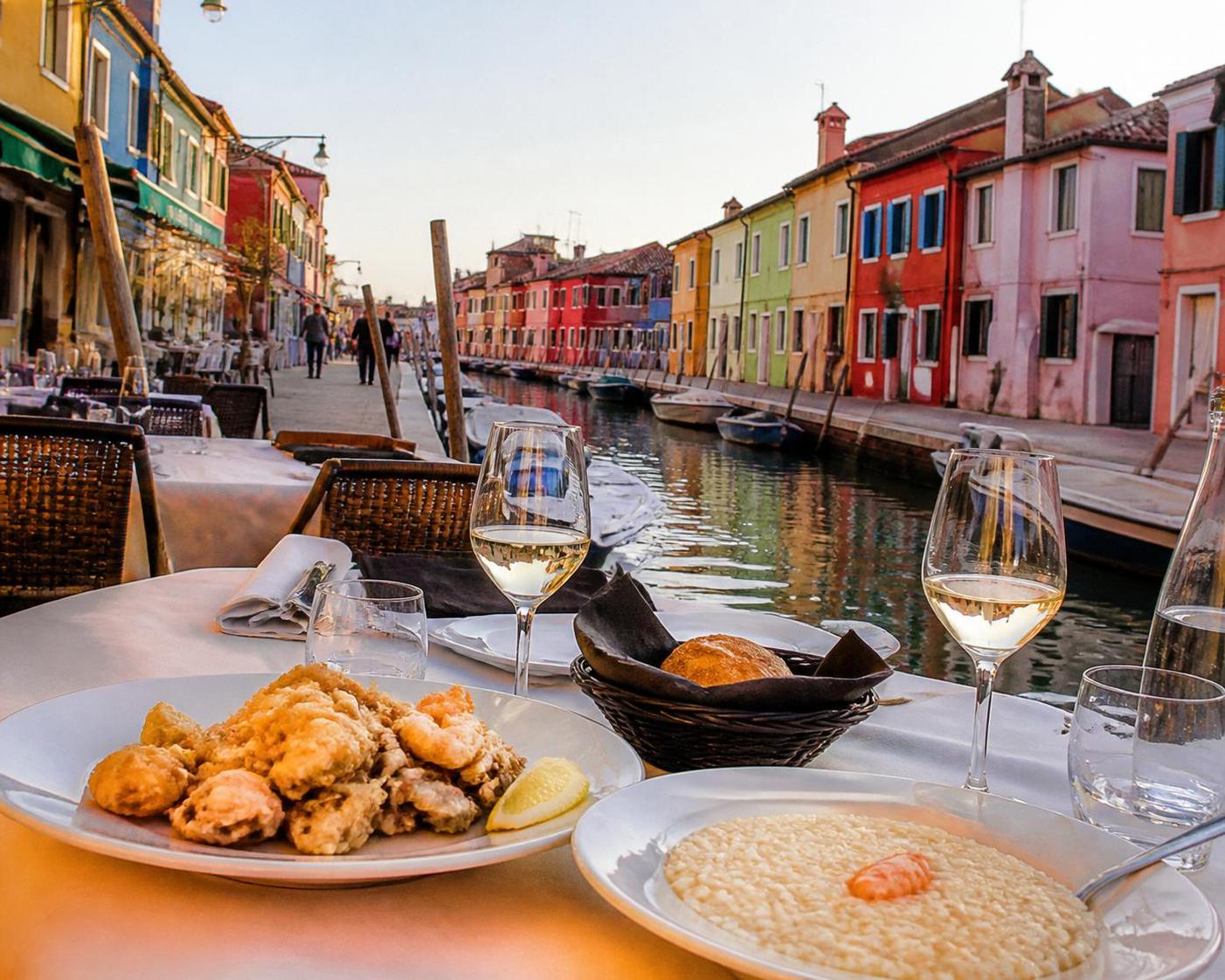 scopri dove mangiare a burano con la nostra guida alle trattorie di pesce dell'isola, tra tradizione storica e indirizzi attuali imperdibili.